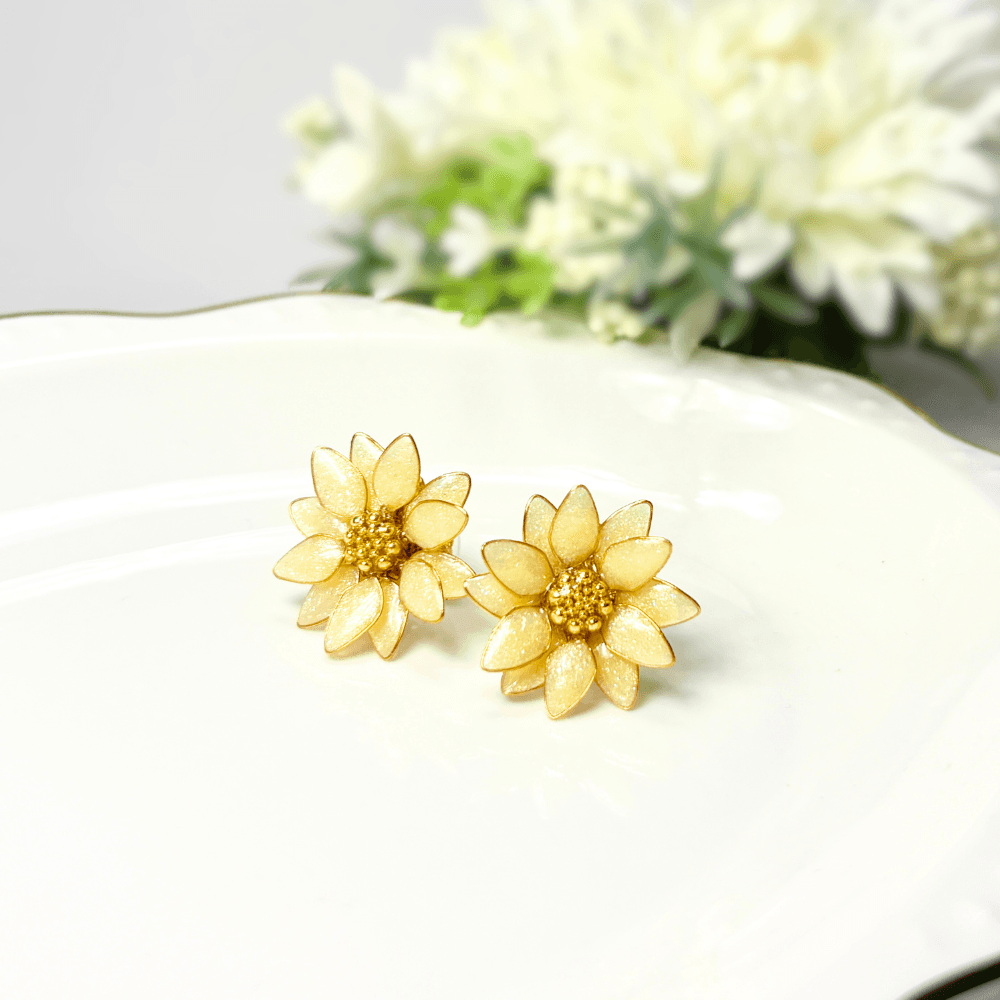 【ひまわり】2wayイヤリング ニッケルフリー／レジン×ワイヤー／夏アクセサリー／キラキラ輝く／アレルギー対応／受注製作 | 2枚目